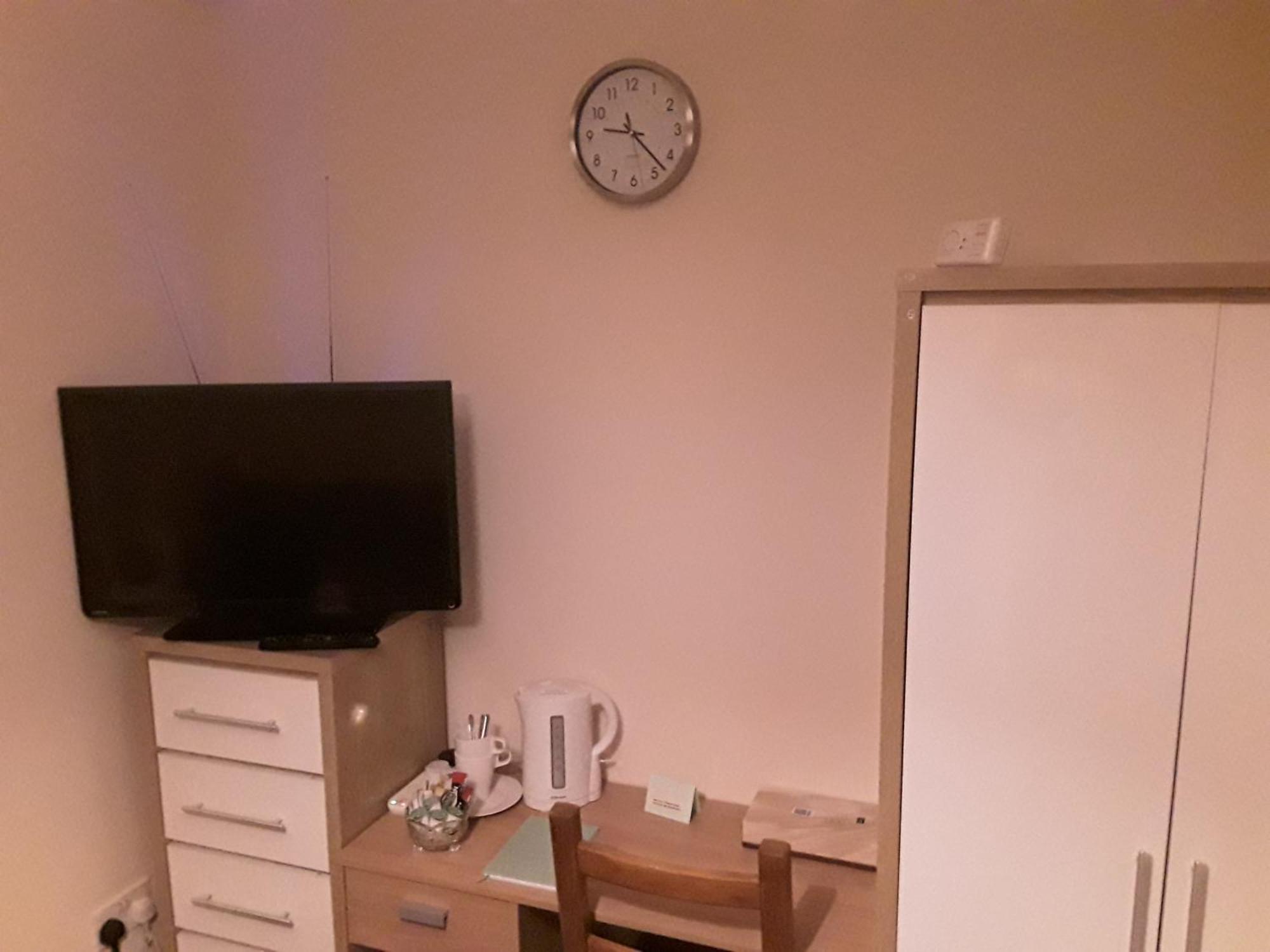 Homestay Hams Rest Place - Strictly Only One Guest Allowed In One A Second Accompanying Person Will Not Be Allowed Into The Birmingham